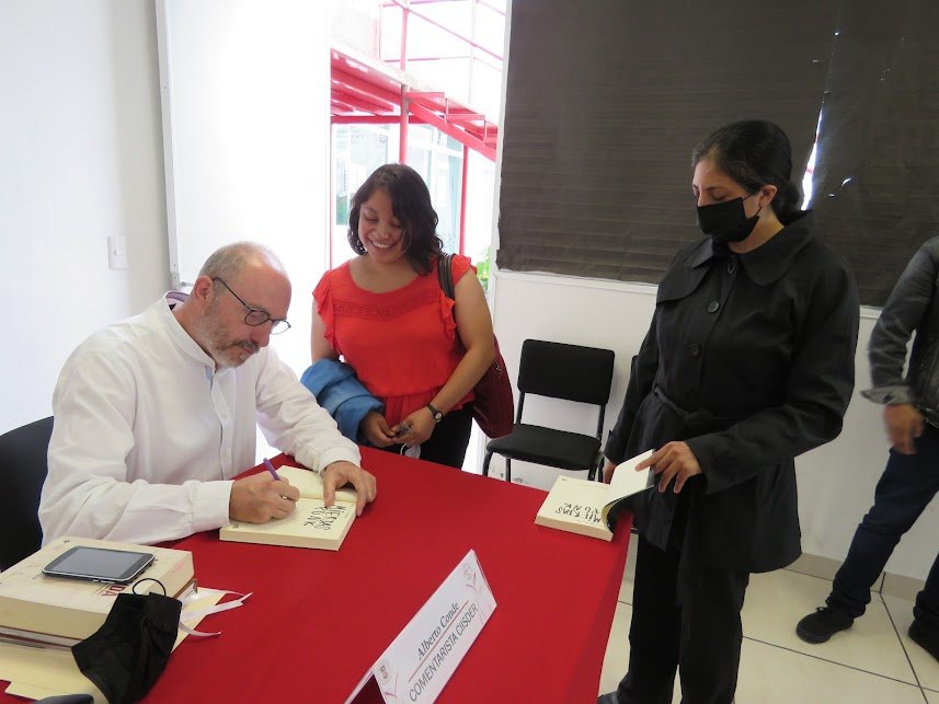 El especialista en bandas juveniles del mundo, Carles Feixa, viajó a México a presentar el libro en algunos de los escenarios ad hoc al personaje y tema que aborda: El Iti y su banda Mierdas Punk, entre ellos el Tianguis del Chopo.